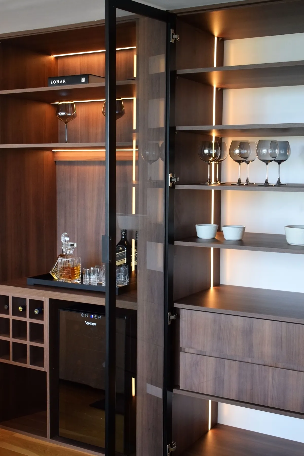 Mueble a medida con cava, vajillero, puertas de vidrio y luz integrada