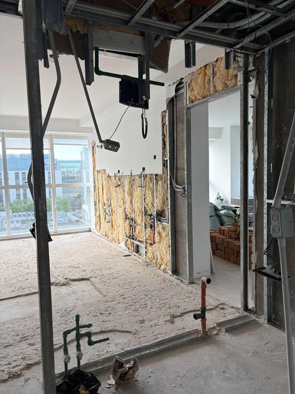 Un departamento en obra, con los tabiques abiertos, antes de empezar a diseñar