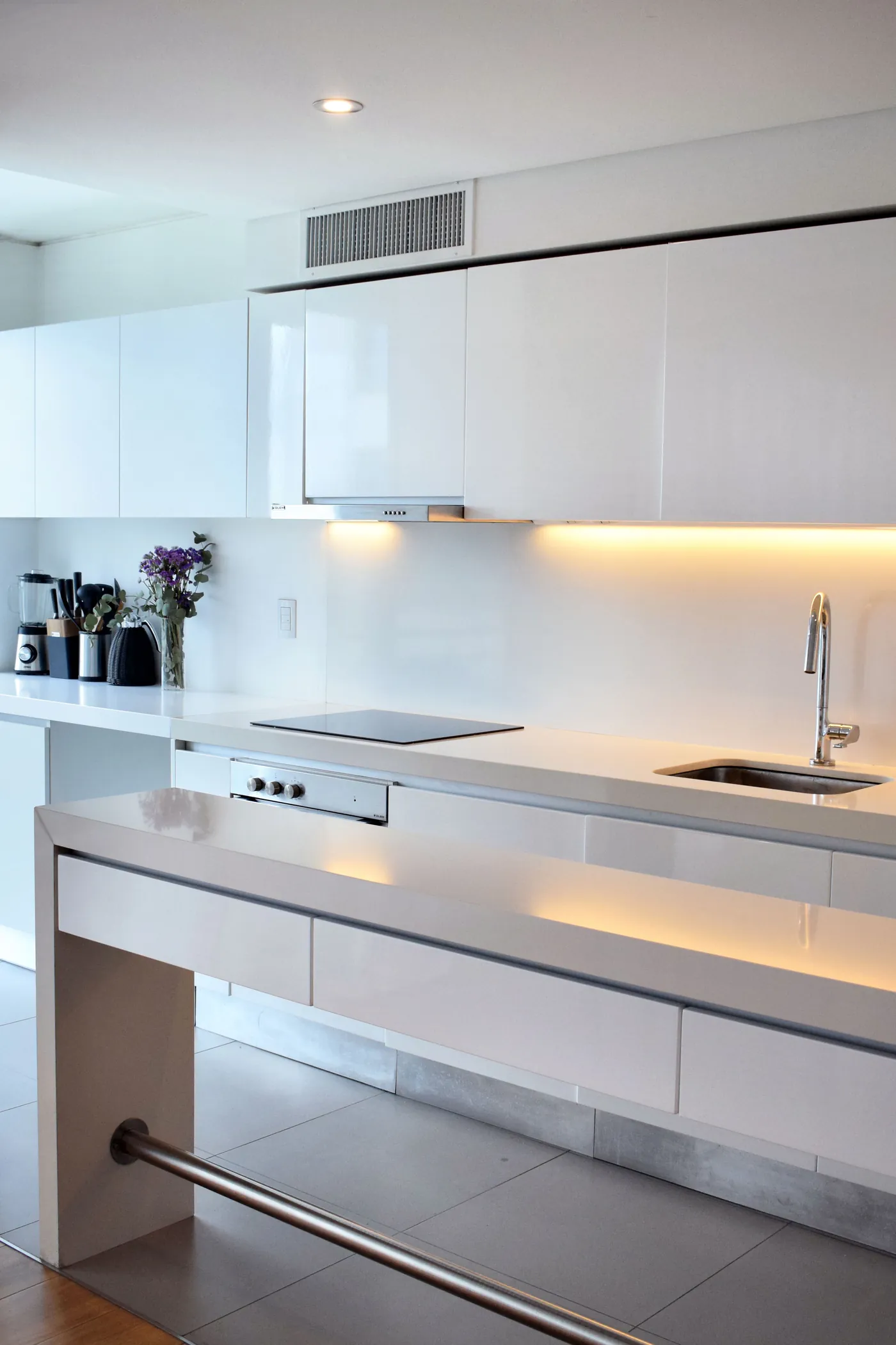 Cocina con luz bajo alacenas