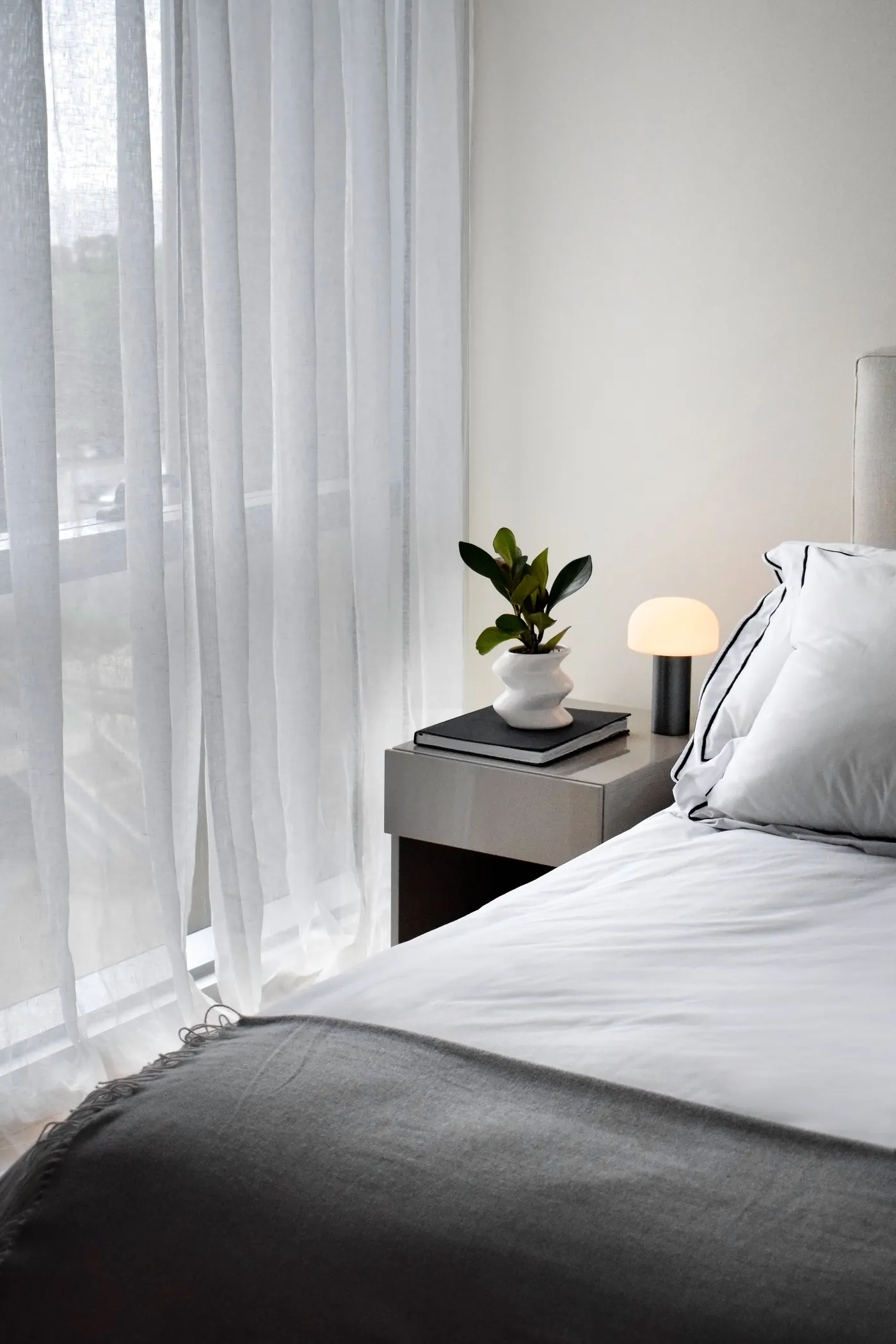 Mesa de luz y cortinas