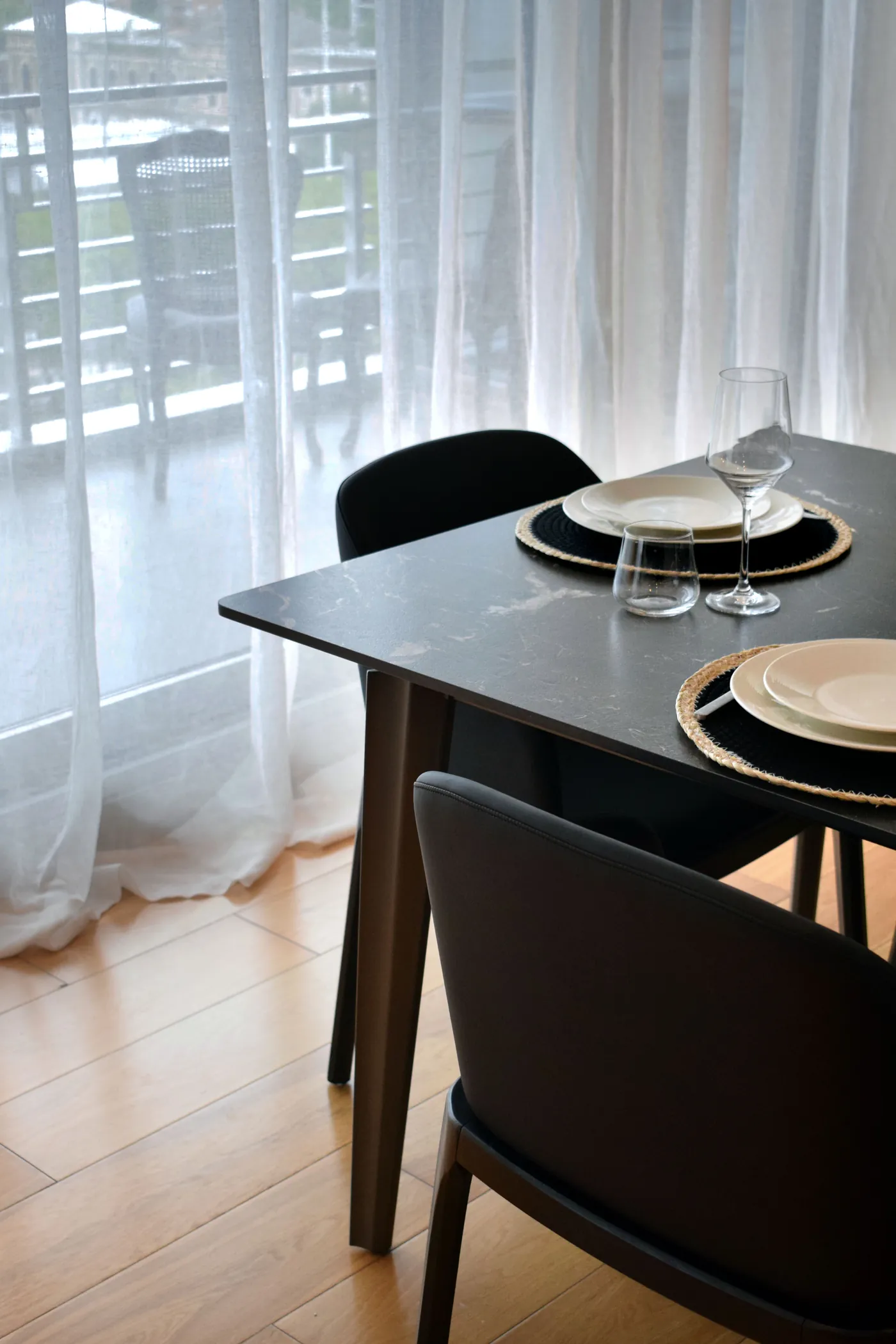 Mesa de comedor junto al ventanal