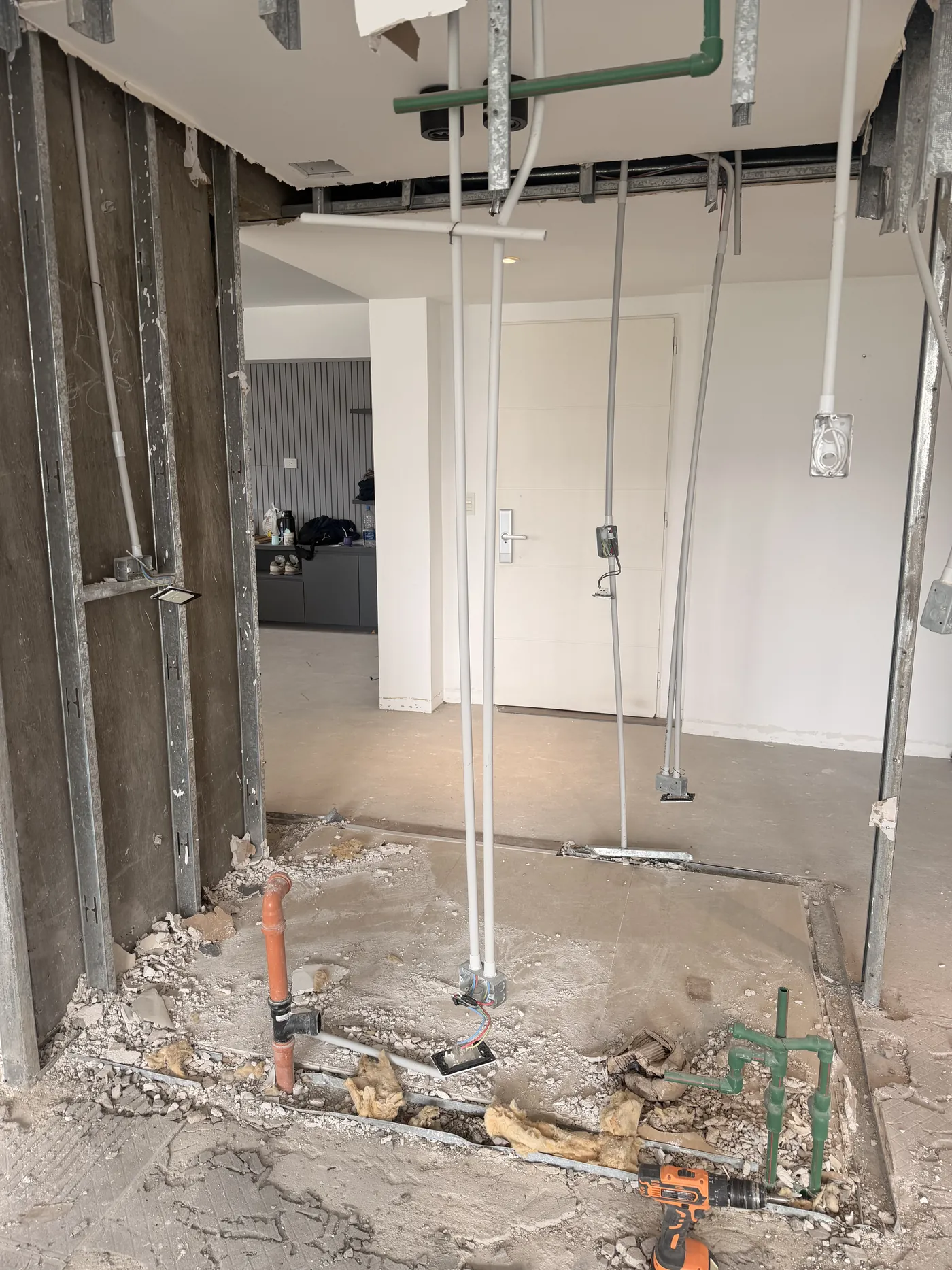 Obra en curso: Piso abierto para los desagües