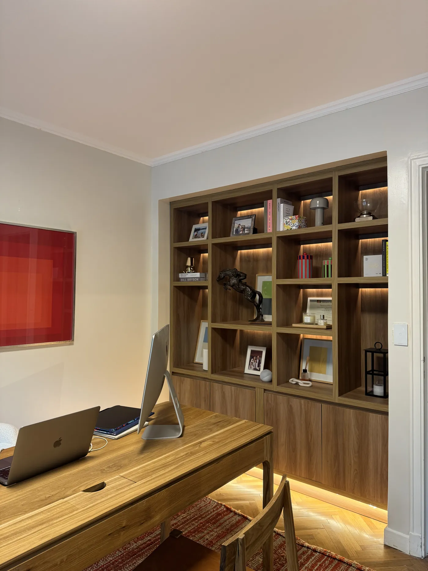 Biblioteca a medida en el escritorio