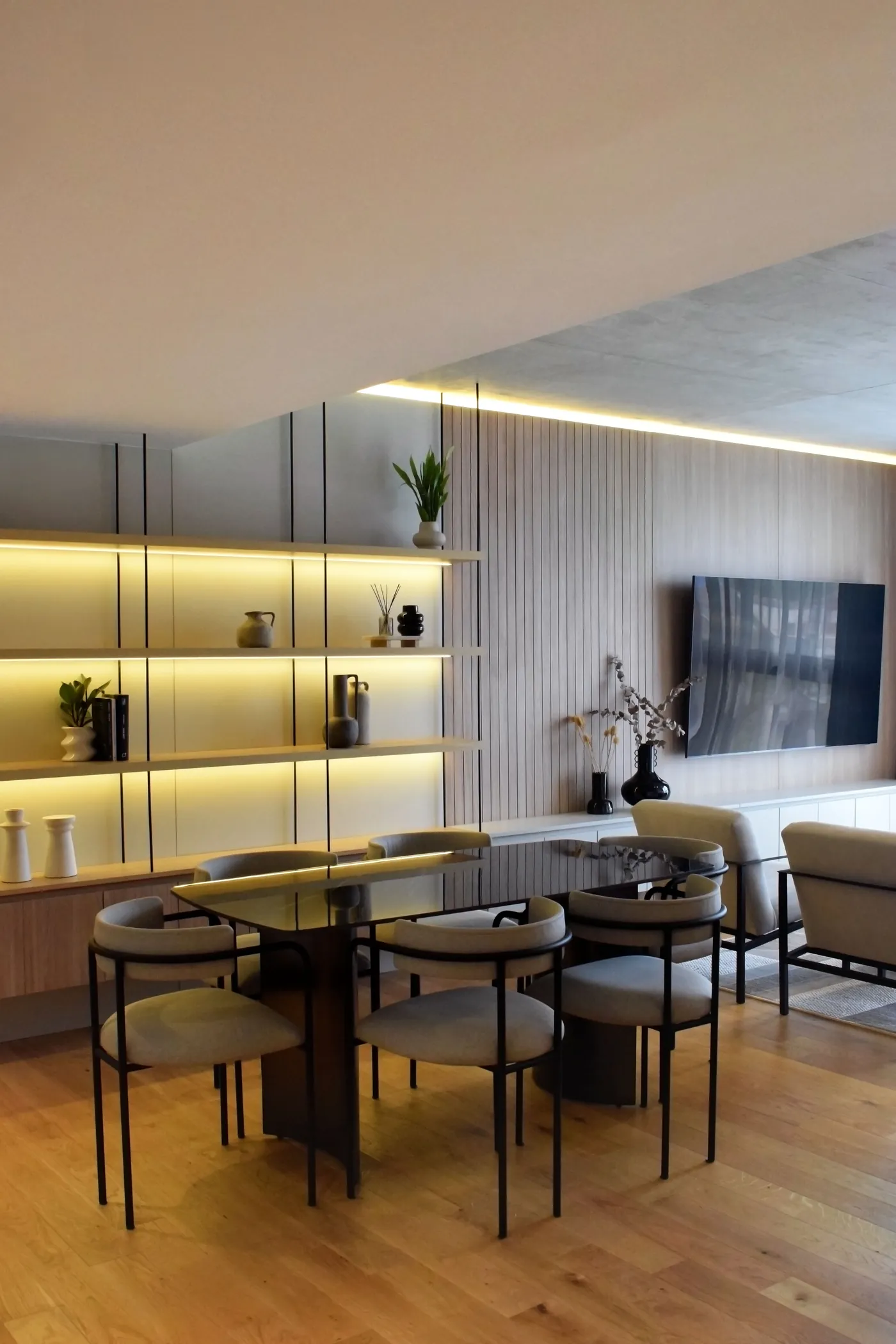 Comedor y biblioteca