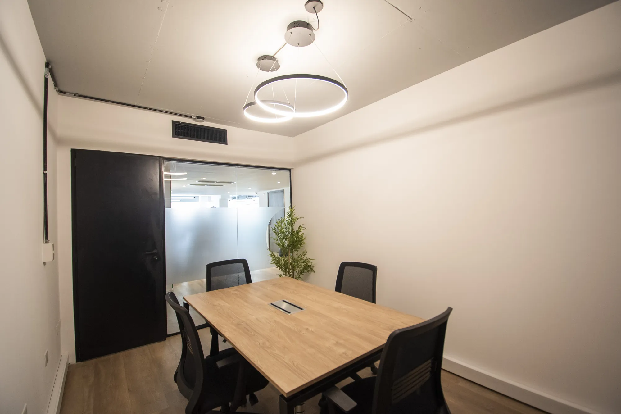 Sala de reuniones con frente vidriado