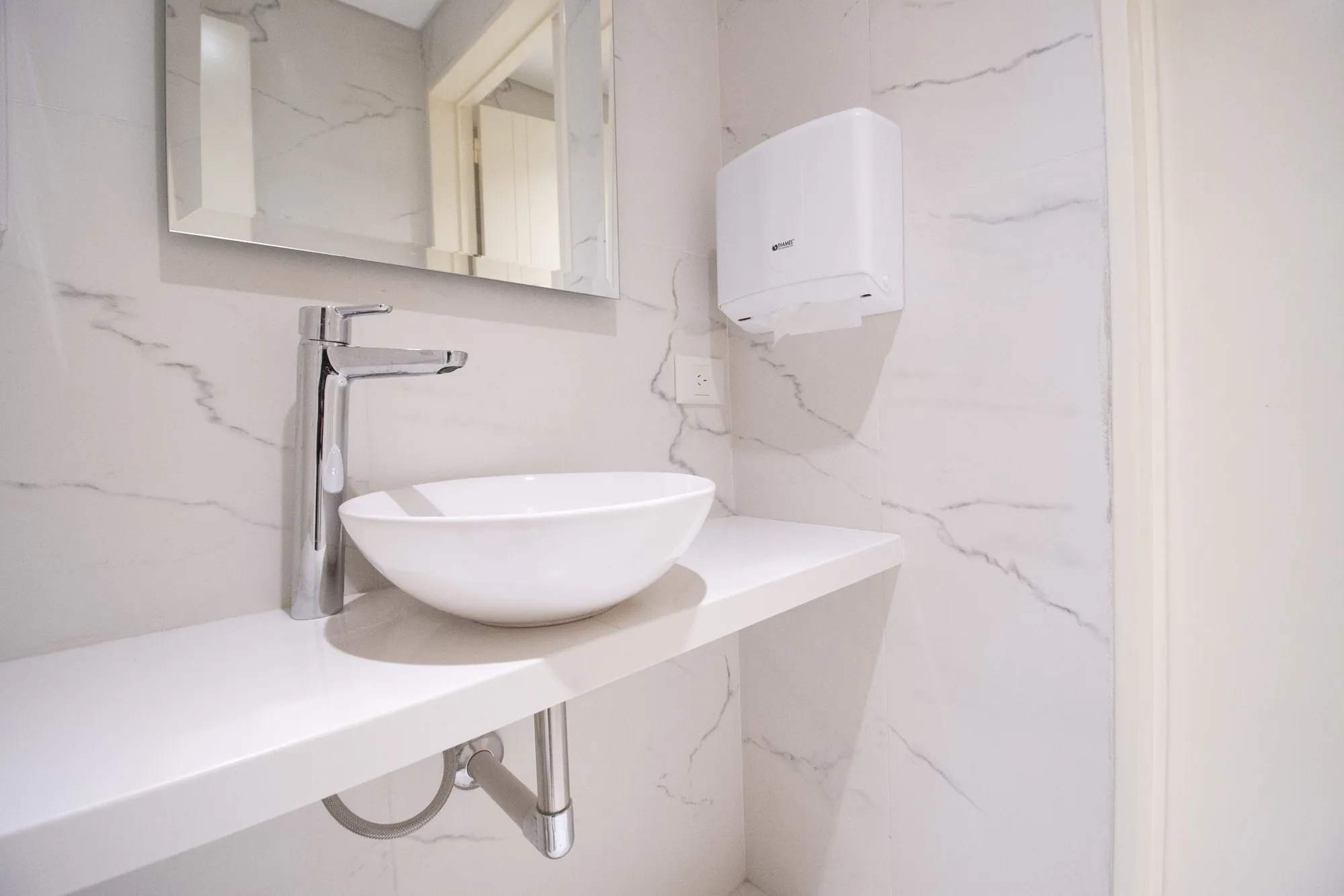 Baño en porcelanato símil mármol