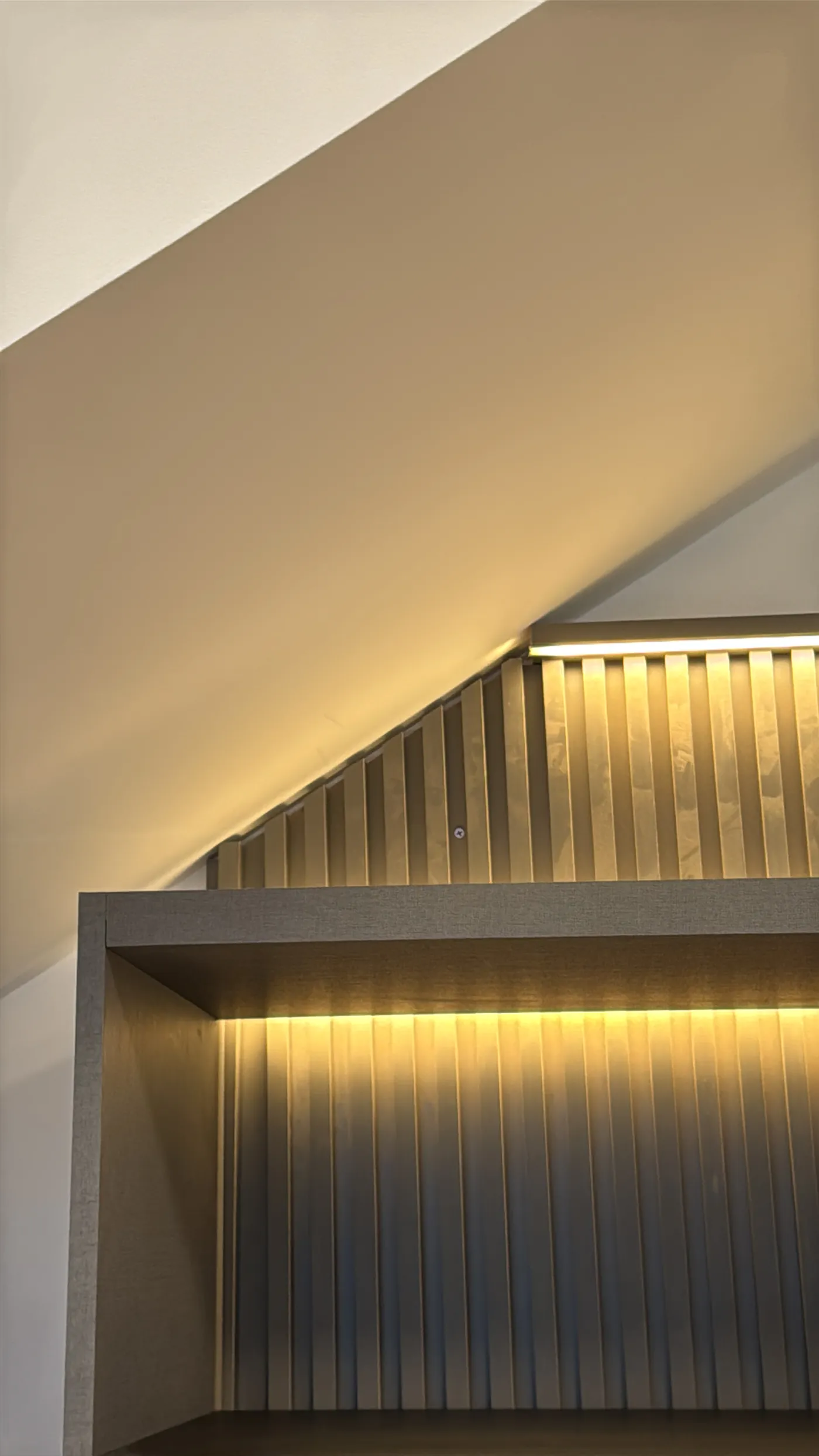 Nicho iluminado bajo la escalera